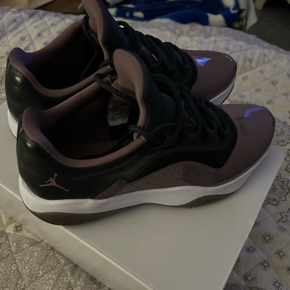 Like New Womens 10.5 Jordan’s - Picture 1 of 3